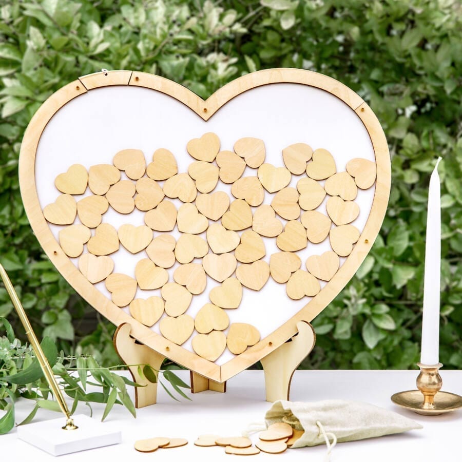 Original Caja de Madera con 120 Corazones para Firmas de Invitados.